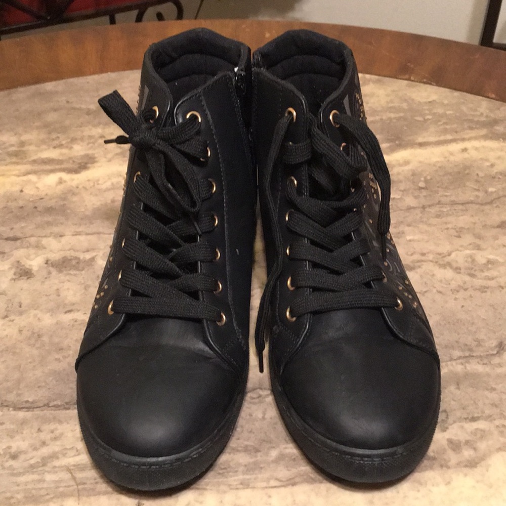 Via Pinky Sneakers - Picture 4 of 8